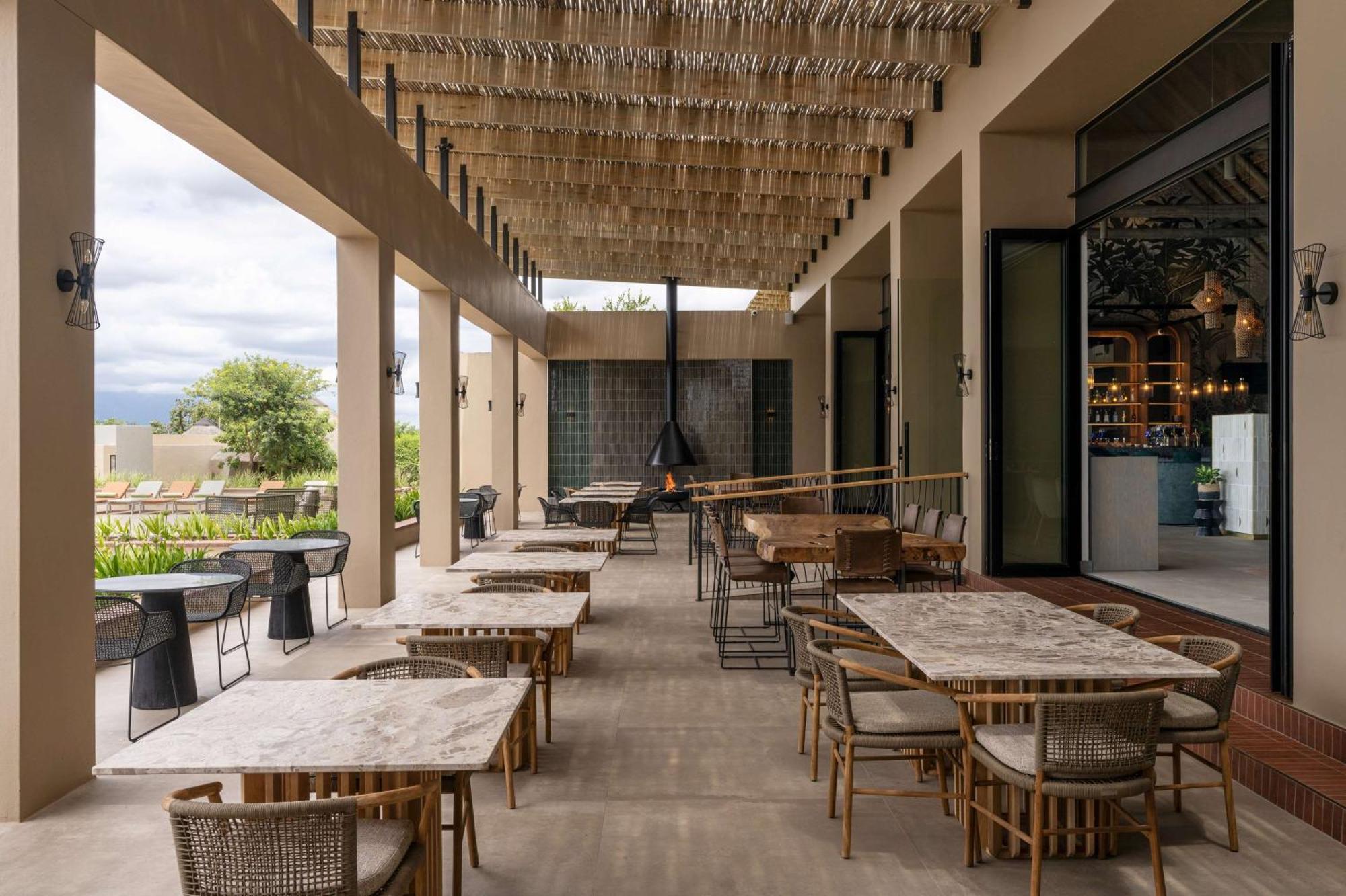 Radisson Safari Hotel Hoedspruit Exterior photo The restaurant