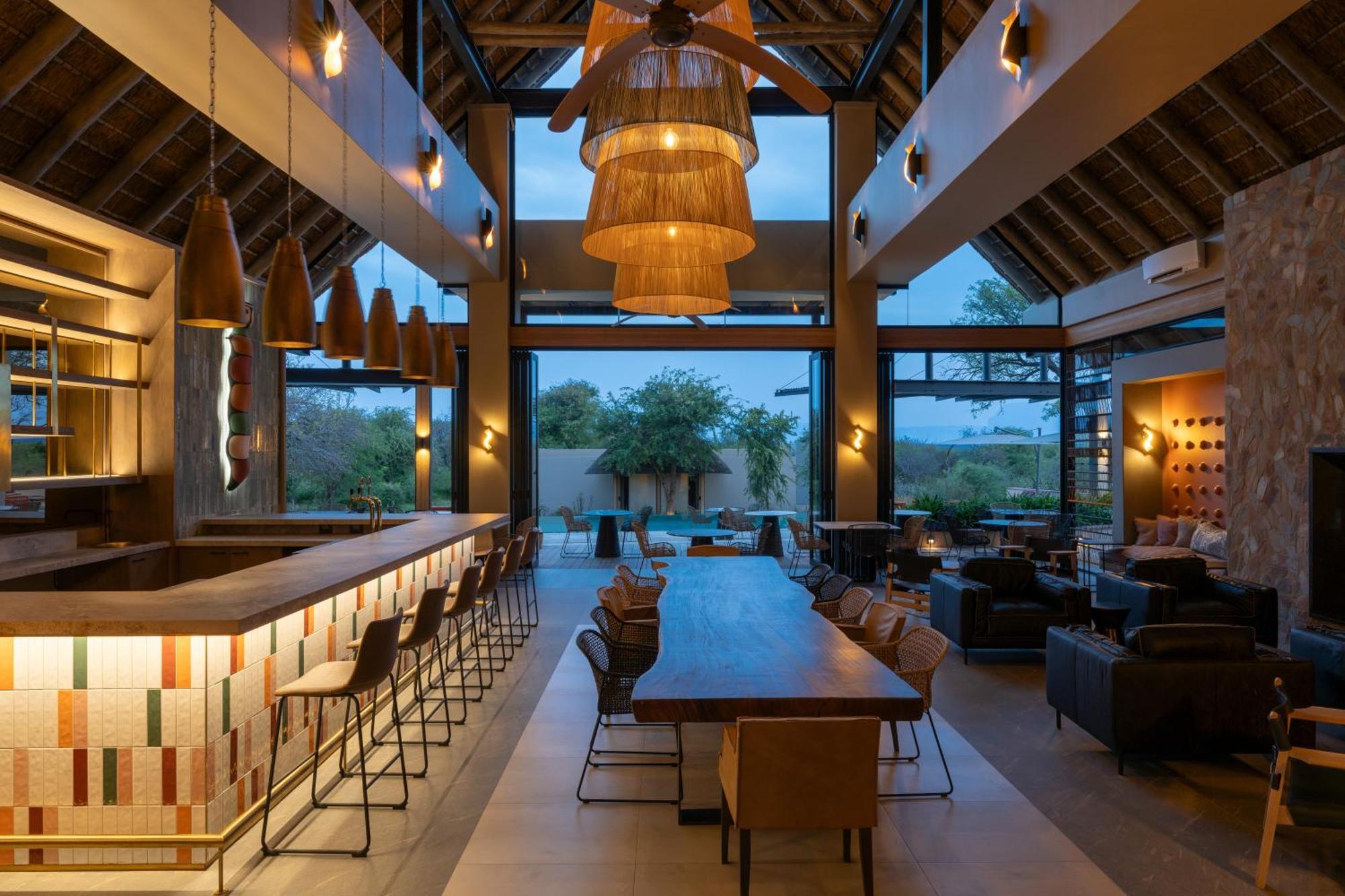 Radisson Safari Hotel Hoedspruit Exterior photo The interior of the restaurant